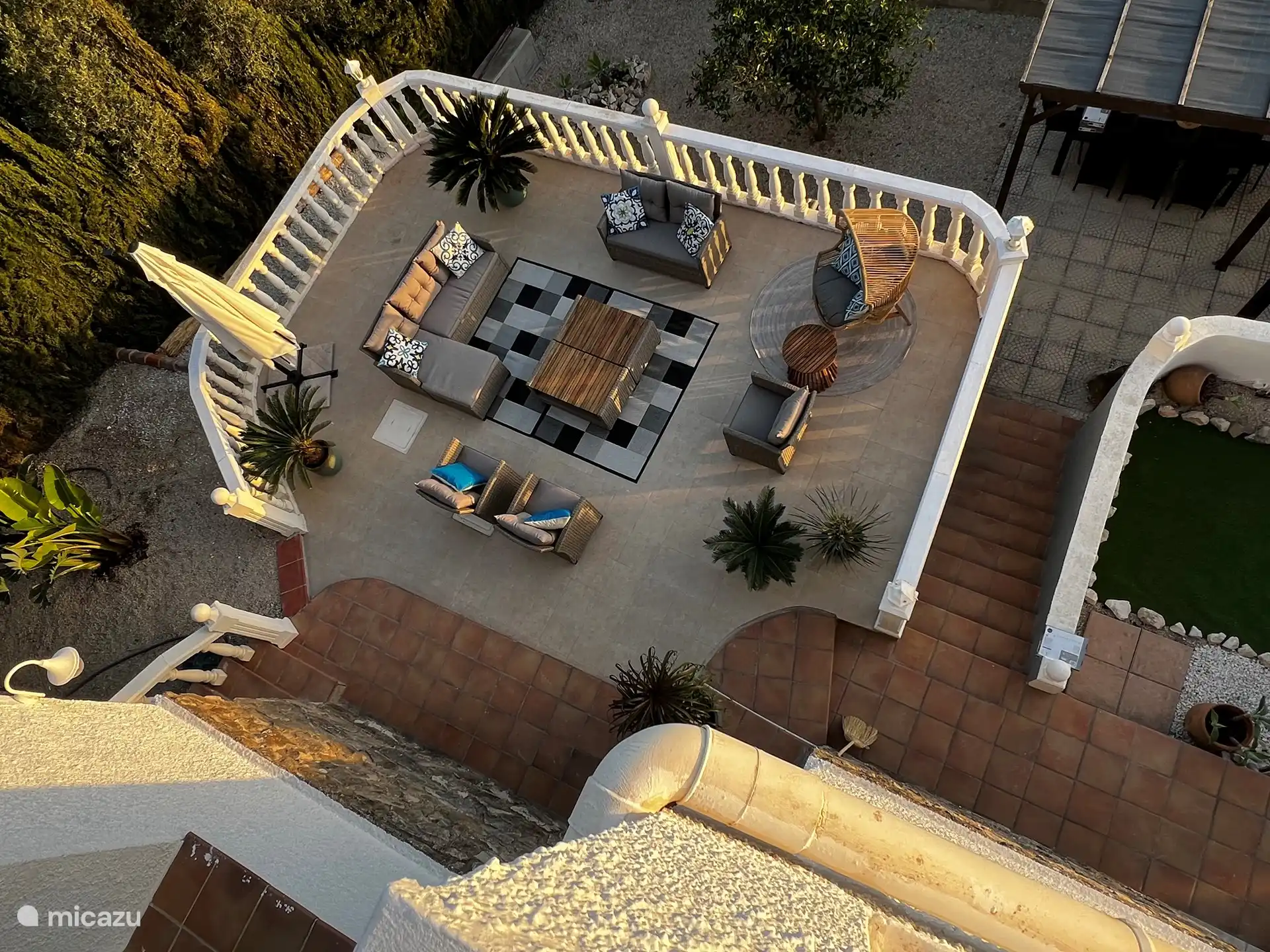 Die große private Terrasse auf der Ebene -2, wo Sie alles bis in die späten Stunden genießen können. 