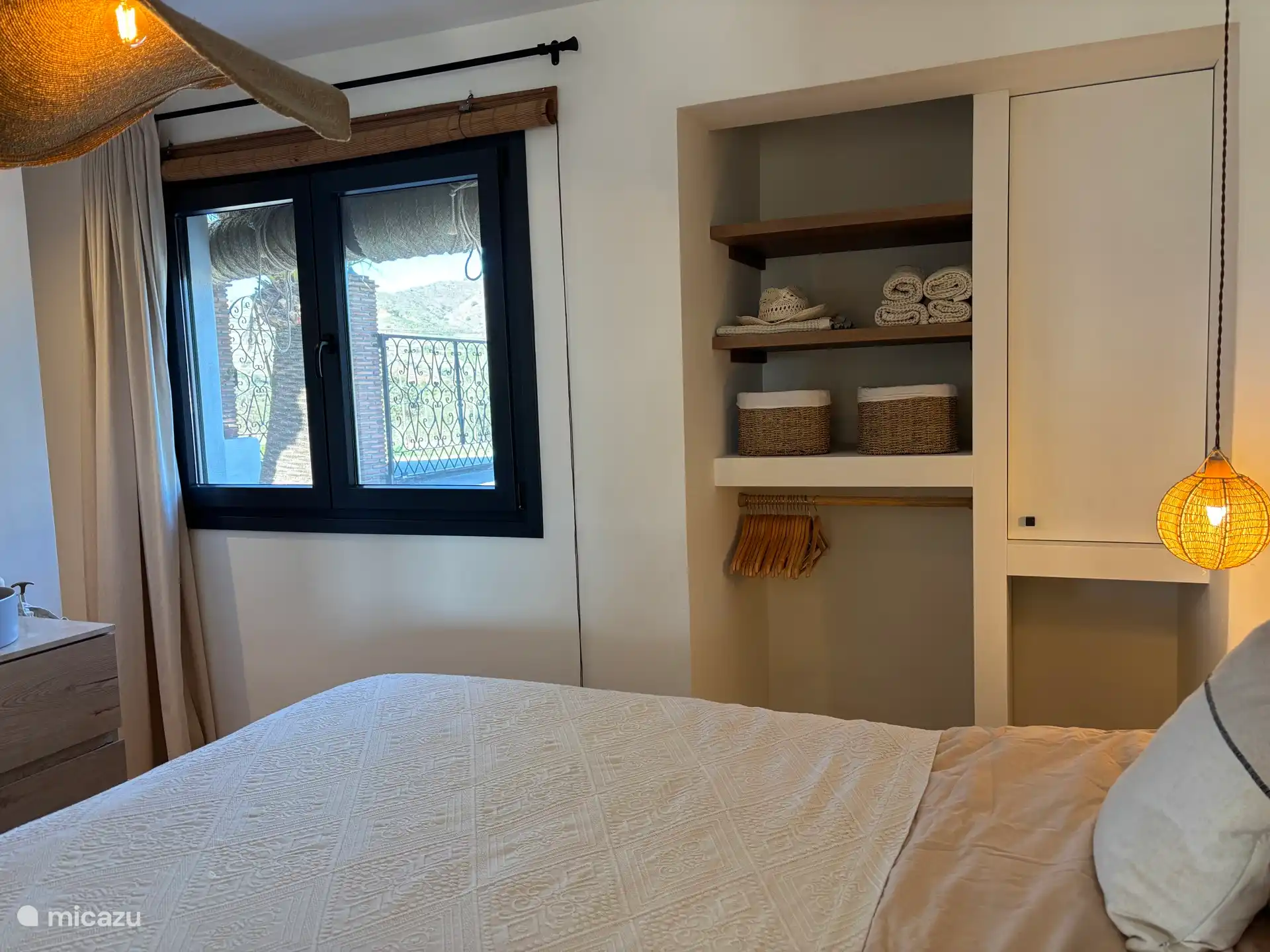 Mooie inbouwkast met handige vakken