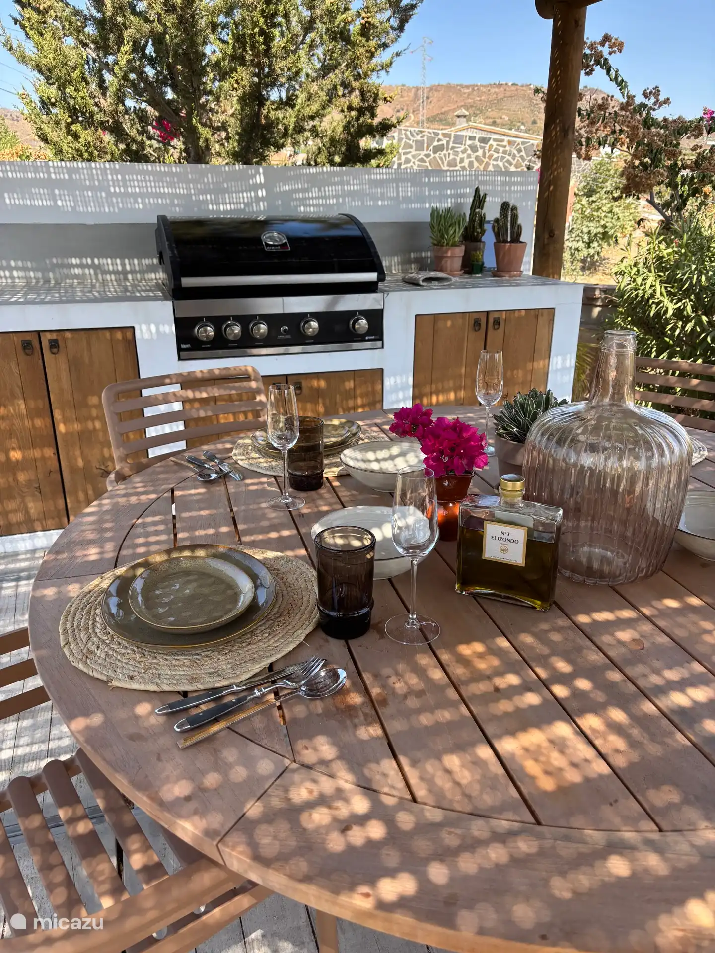 Gezellig eten onder de veranda bij de buitenkeuken