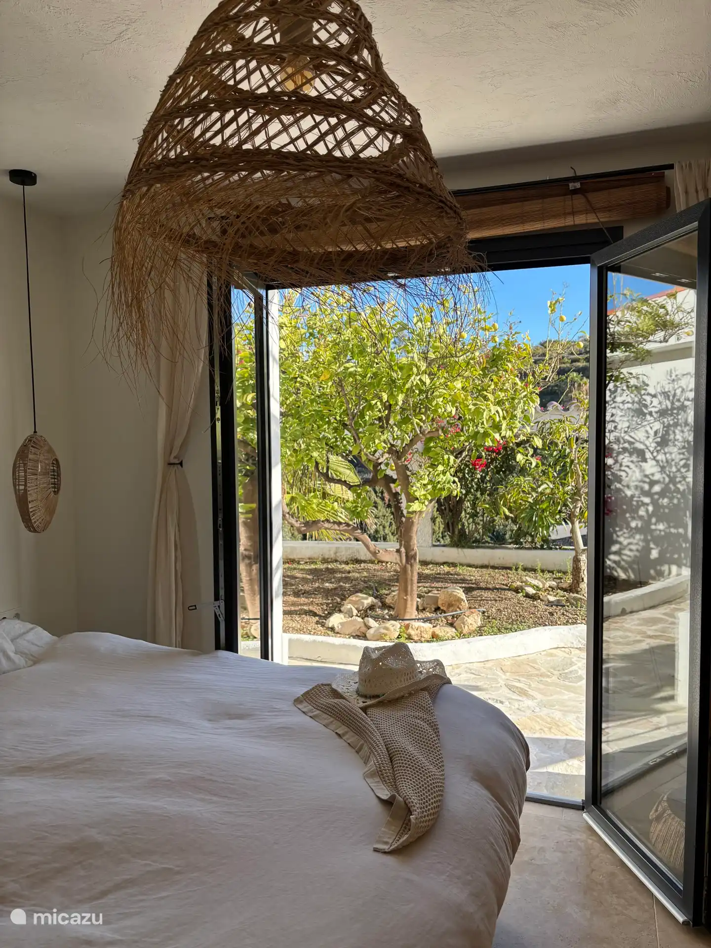 Openslaande deuren naar het terras vanuit de Master bedroom