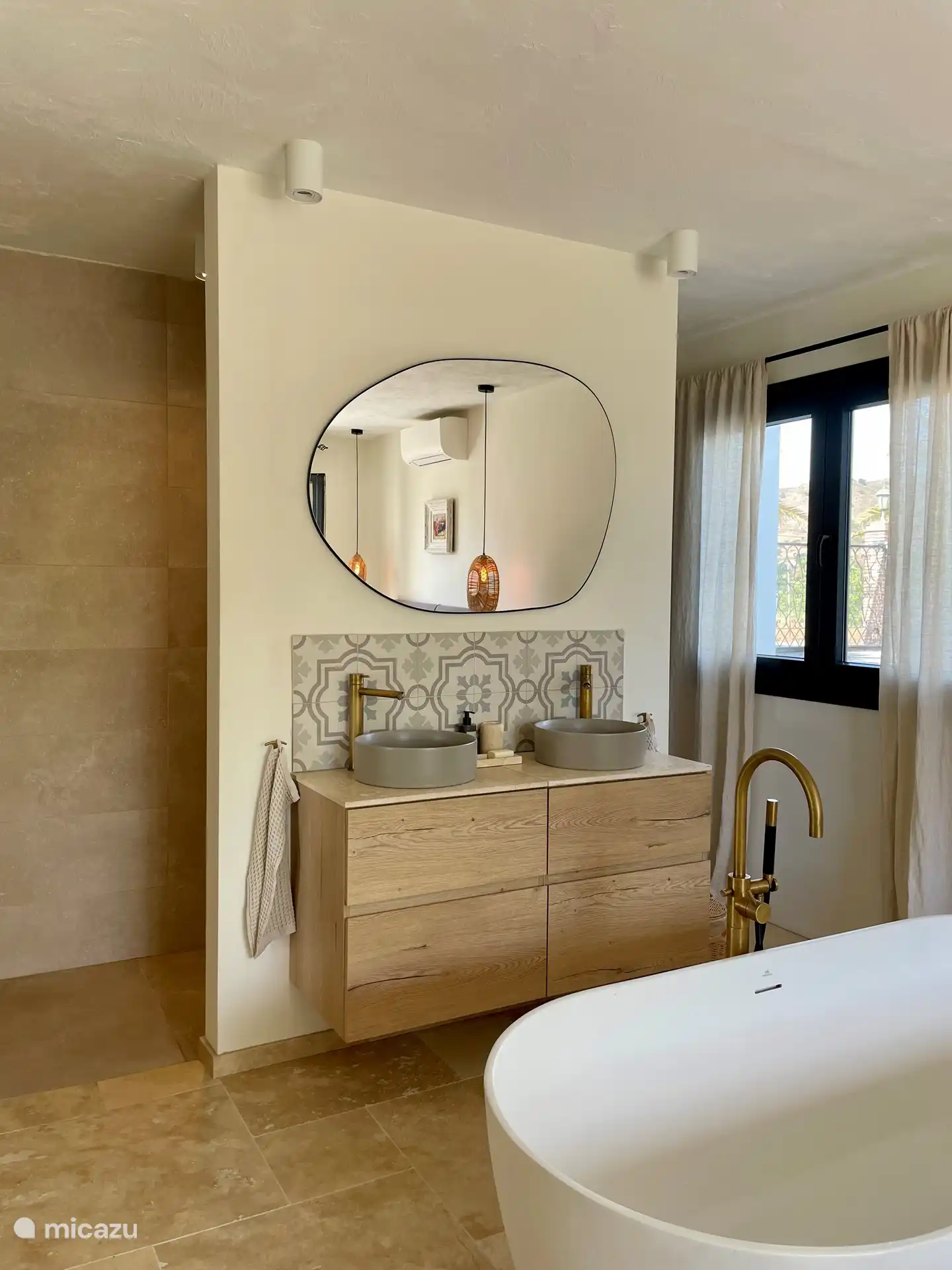 2 washbasins with furniture