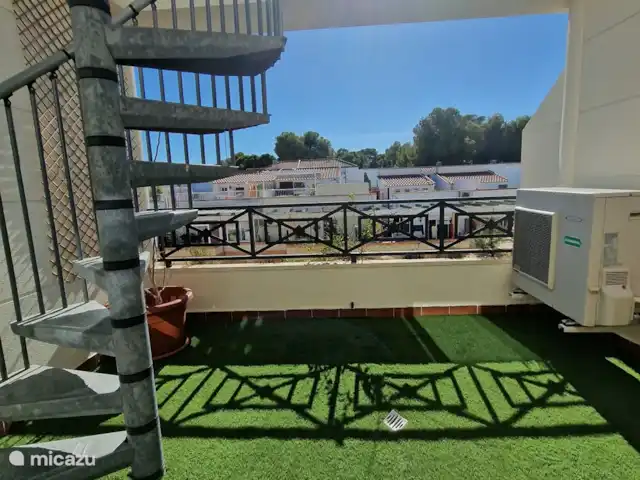 Bahia de Calpe | Espagne, Costa Blanca, Calpe - penthouse Terrasse 2 avec escalier en colimaçon menant au toit-terrasse