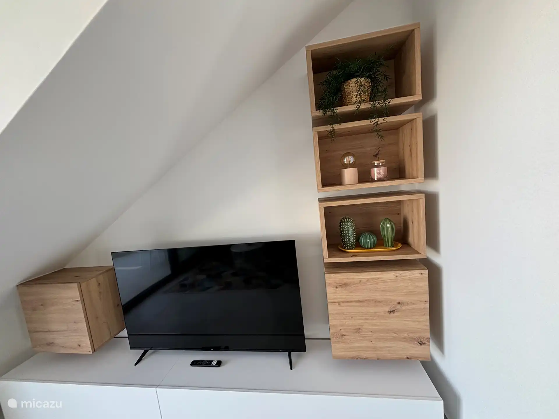 Smart TV and WiFi Chromecast TV Flanders available 