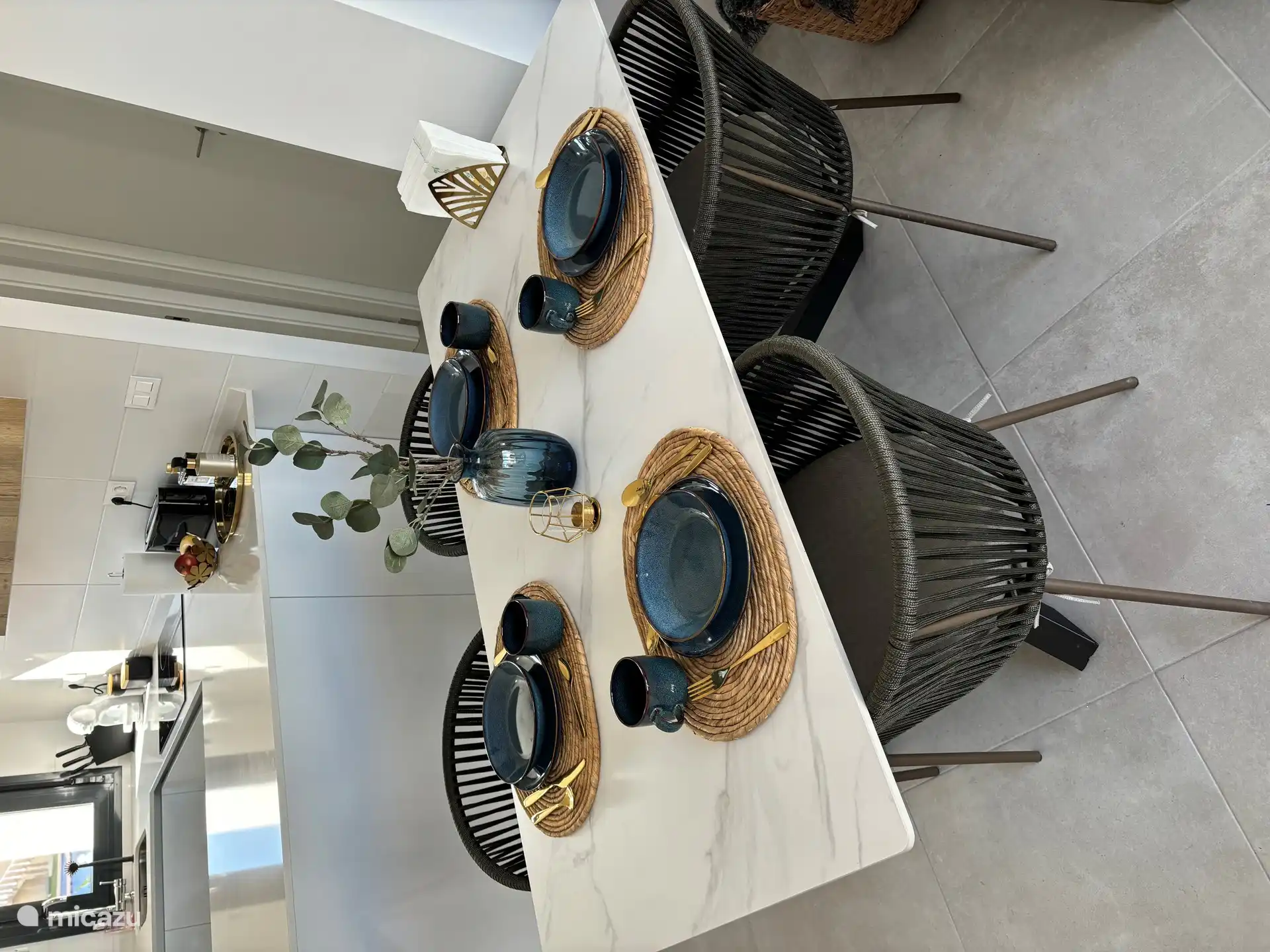 All kinds of eating utensils and electrical appliances are provided in the kitchen 