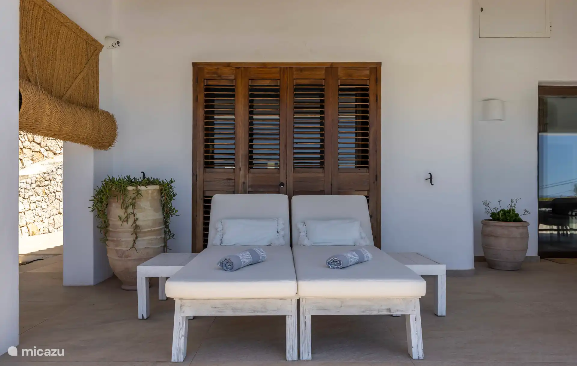 The sunbeds for the master bedroom under the naja