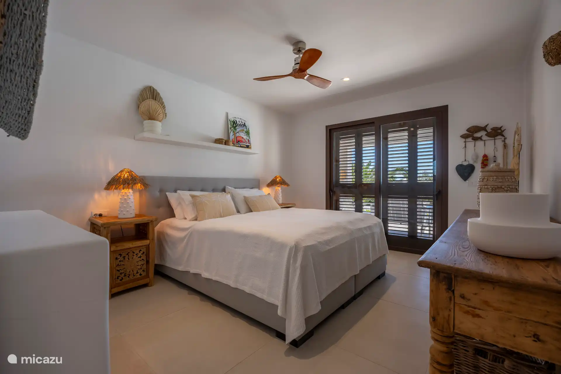 The second bedroom with the same dimensions as the master bedroom, the bed is identical as in the other room.