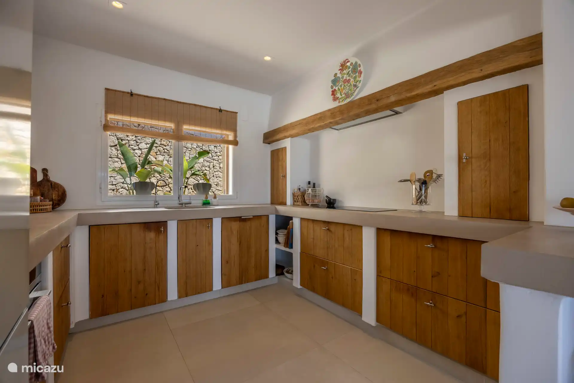 Kitchen with induction hob, dishwasher, oven/microwave and fridge-freezer 