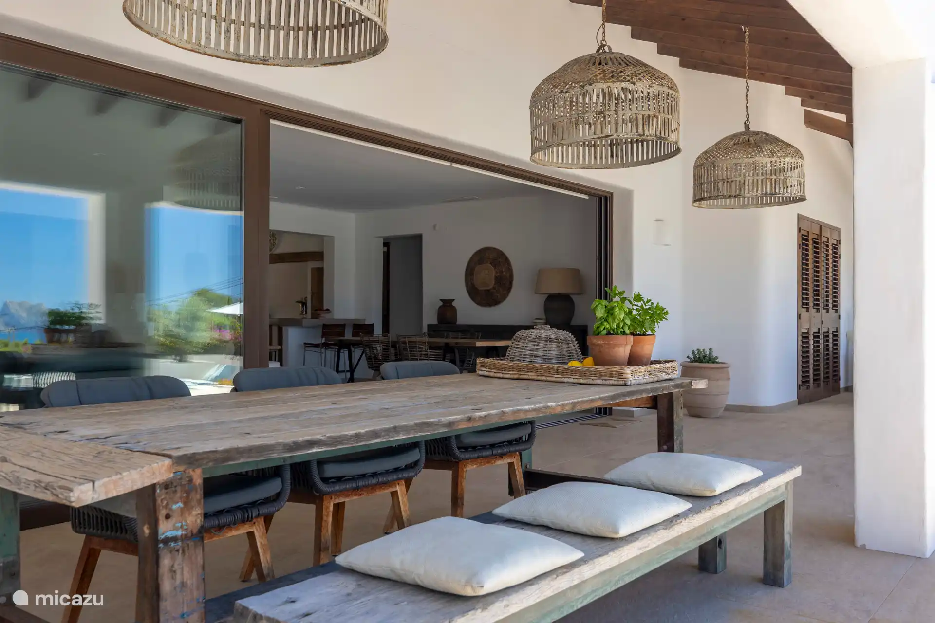 The dining table in the naja