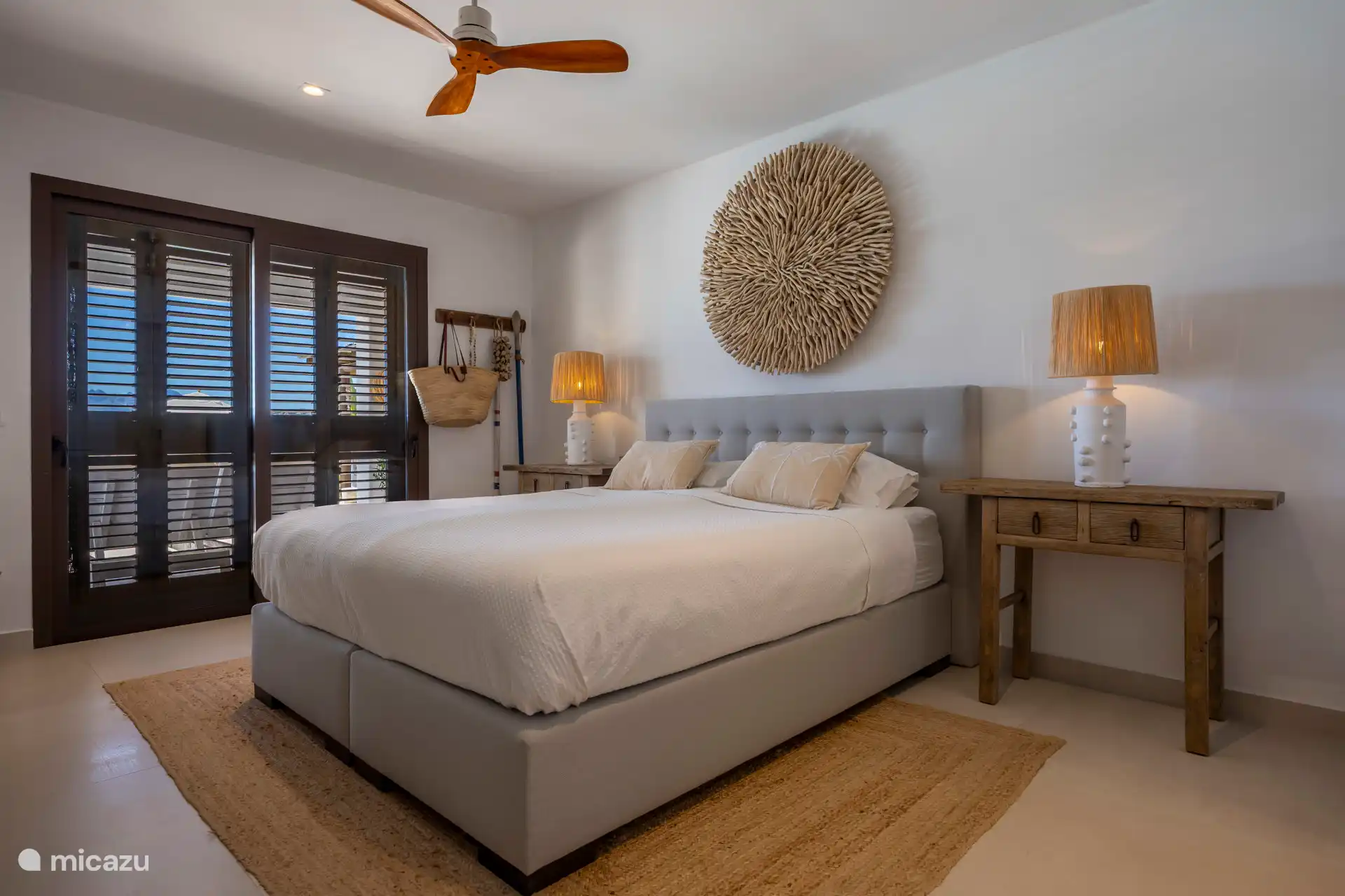 The master bedroom with a bed of 180 x 220, followed by the wardrobes and bathroom with walk-in shower and toilet