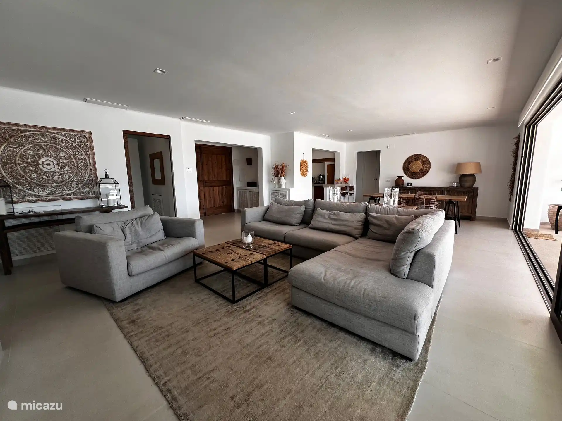 Das Wohnzimmer mit offener Küche.