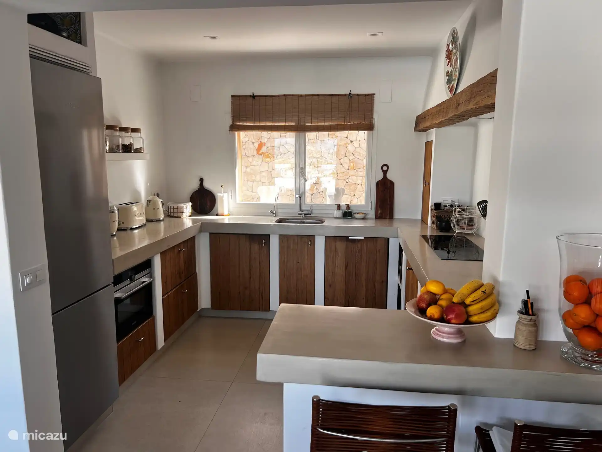 Die Küche ist mit modernen Geräten ausgestattet. 