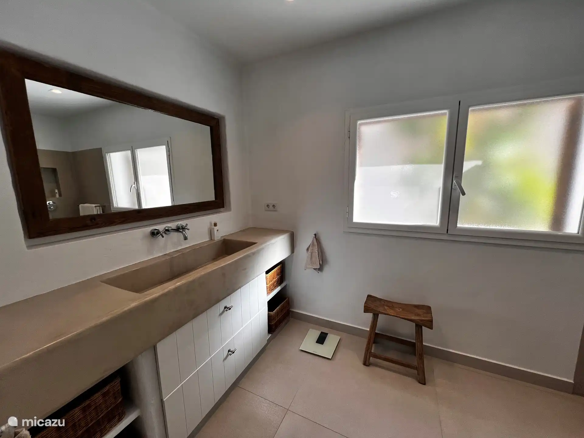 Badezimmer mit ebenerdiger Dusche neben dem Hauptschlafzimmer.