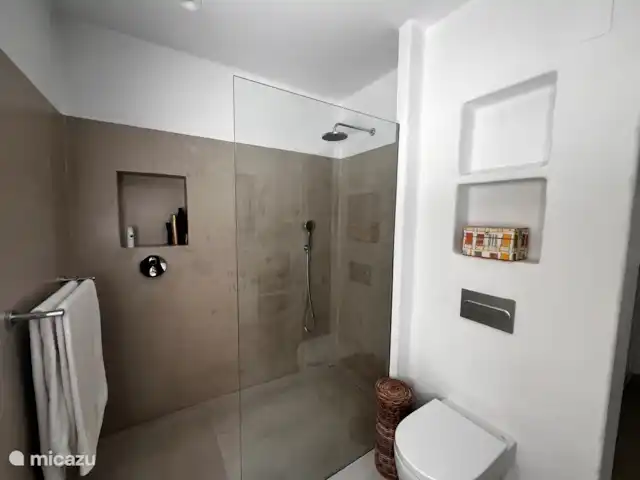 Location de Vacances Espagne, Costa Blanca, Moraira, villa - Villa panoramique de luxe Vista Moraira Salle de bain avec douche à l'italienne adjacente à la Chambre des Maîtres.