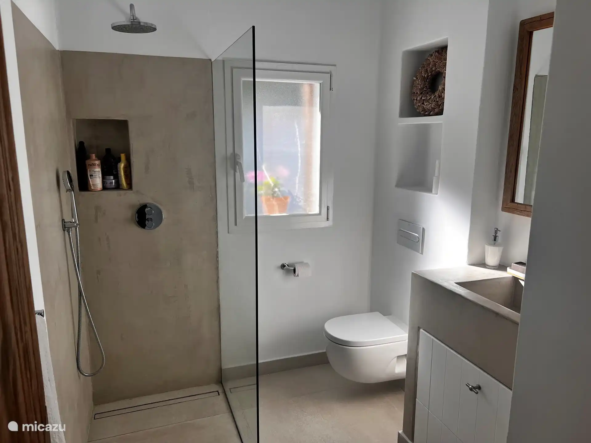 Badezimmer, das zum zweiten und dritten Schlafzimmer gehört. 