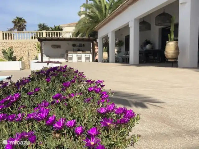 Location de Vacances Espagne, Costa Blanca, Moraira, villa - Villa panoramique de luxe Vista Moraira Le naja et le bar extérieur.