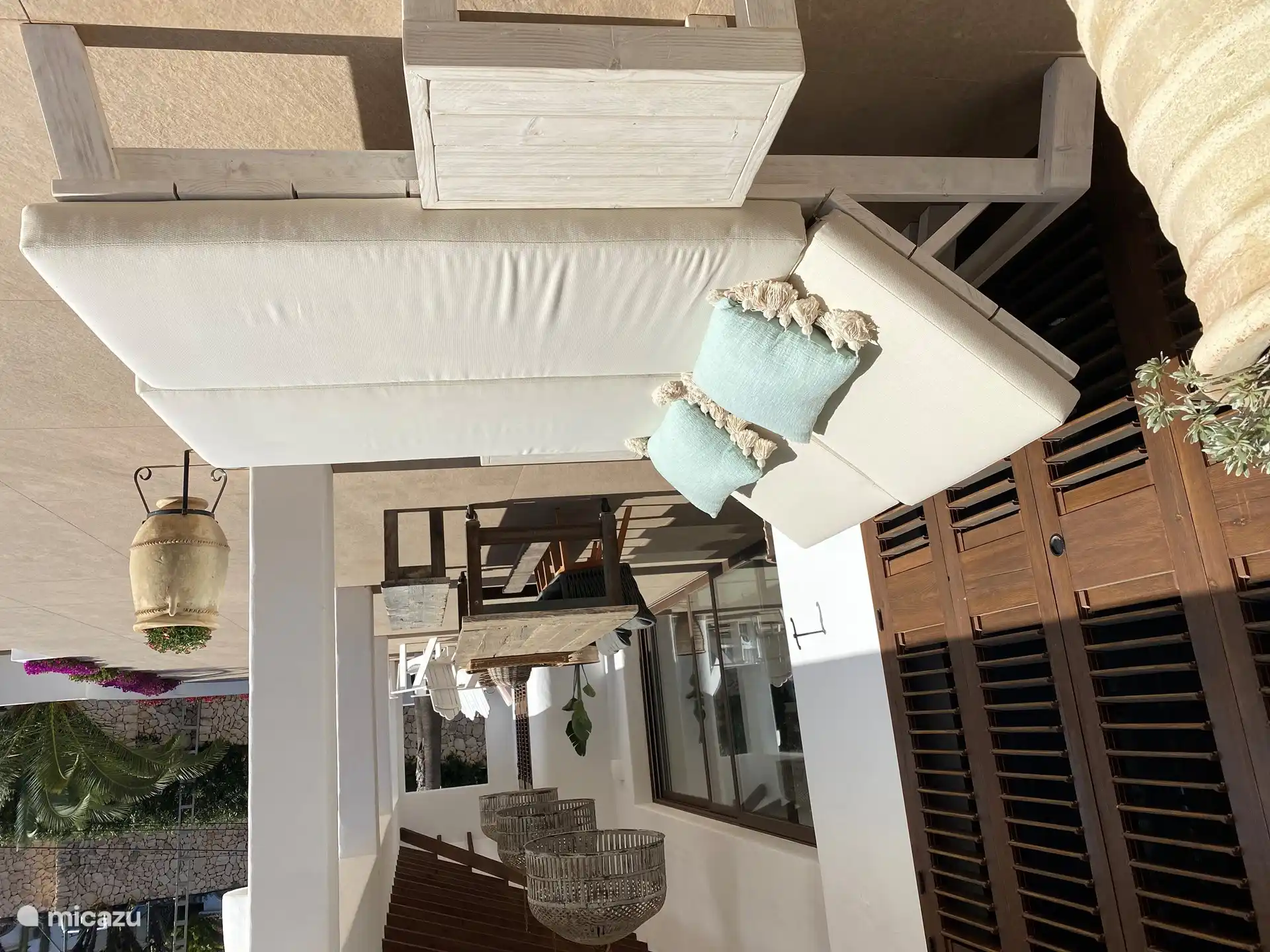 Überdachte Terrasse mit Sonnenliegen, Essbereich und schöner Sitzecke. 