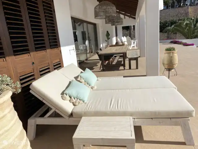 Location de Vacances Espagne, Costa Blanca, Moraira, villa - Villa panoramique de luxe Vista Moraira Terrasse couverte avec transats, un coin repas et un joli coin salon.