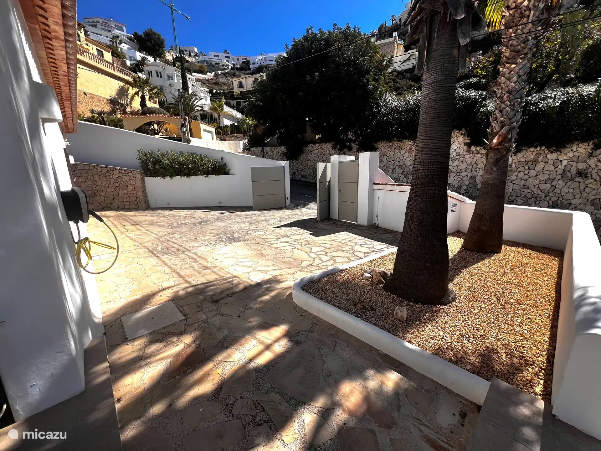 Eingangstür und elektrisches Tor. Hier können Sie Ihr(e) Auto(s) parken.