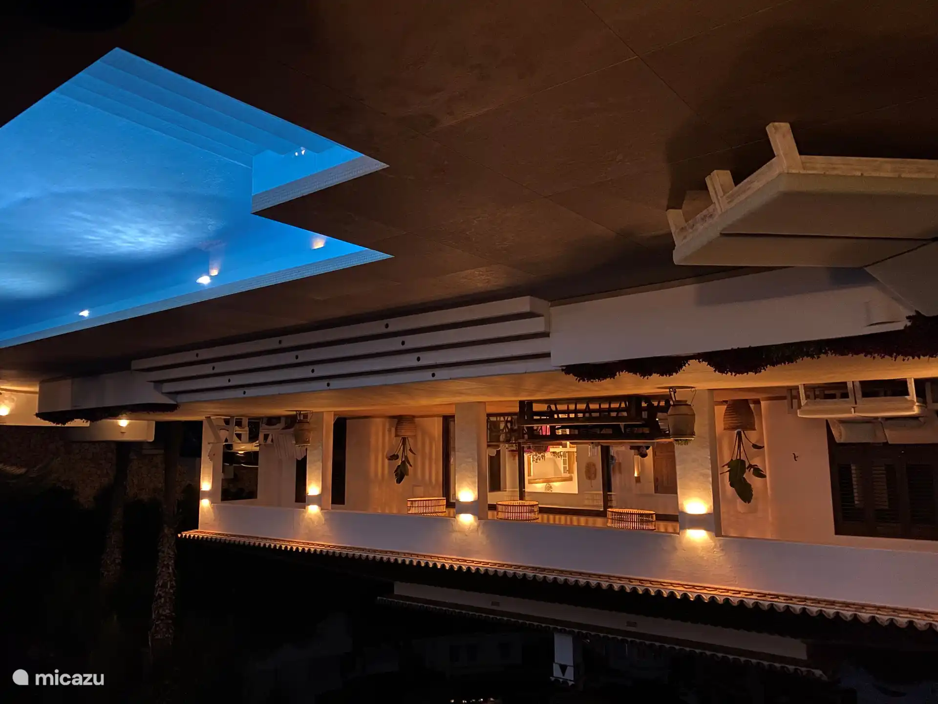 Die schöne großzügige Terrasse am Abend. 