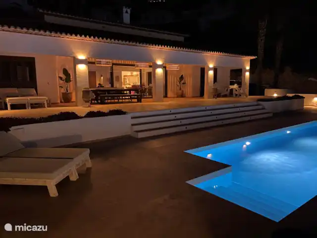 Location de Vacances Espagne, Costa Blanca, Moraira, villa - Villa panoramique de luxe Vista Moraira La belle terrasse spacieuse le soir.
