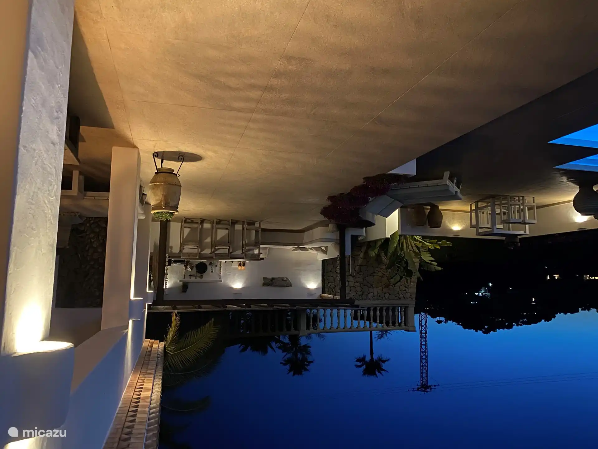 Die attraktive Bar am Abend.