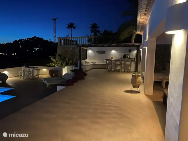 Location de Vacances Espagne, Costa Blanca, Moraira, villa - Villa panoramique de luxe Vista Moraira Le bar attrayant le soir.