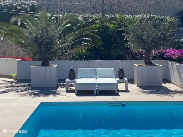 Location de Vacances Espagne, Costa Blanca, Moraira, villa - Villa panoramique de luxe Vista Moraira Un des merveilleux endroits pour s'allonger, ici entre les oliviers.