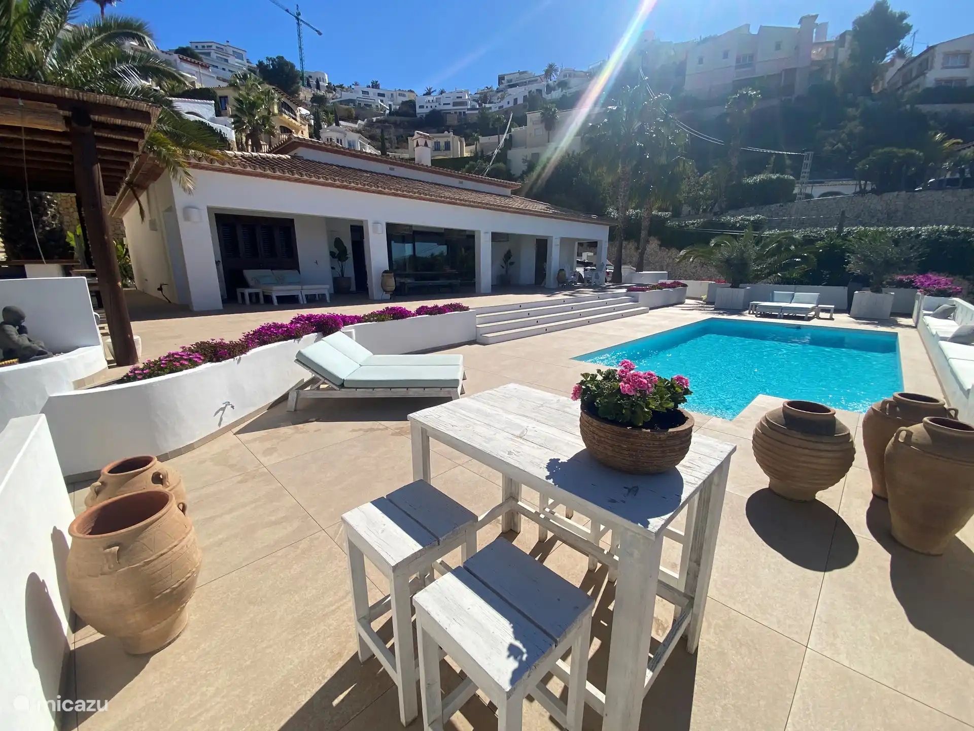 Blick vom Pool auf das Haus.