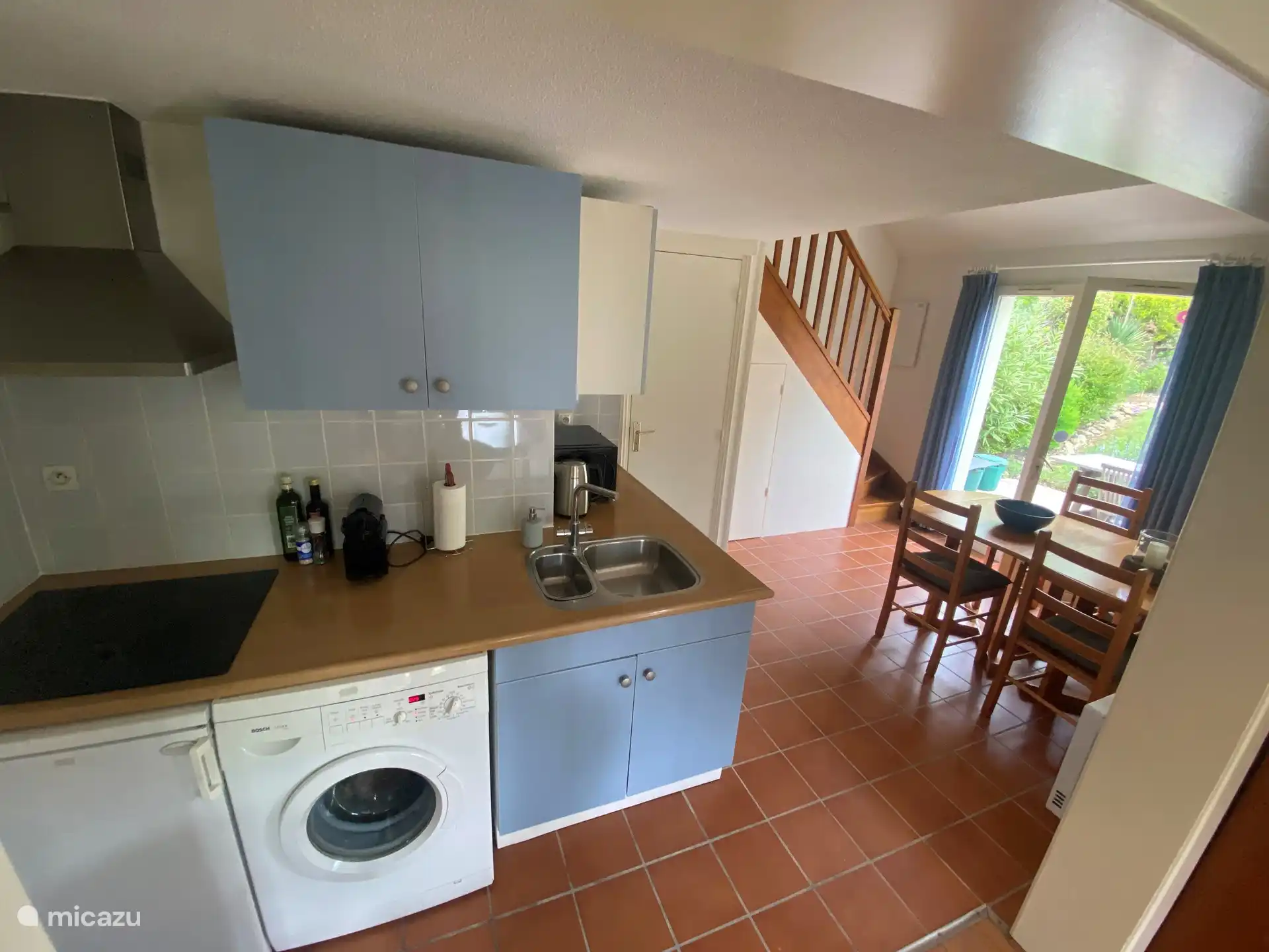 Küche mit Essbereich und Terrassentüren zur Terrasse