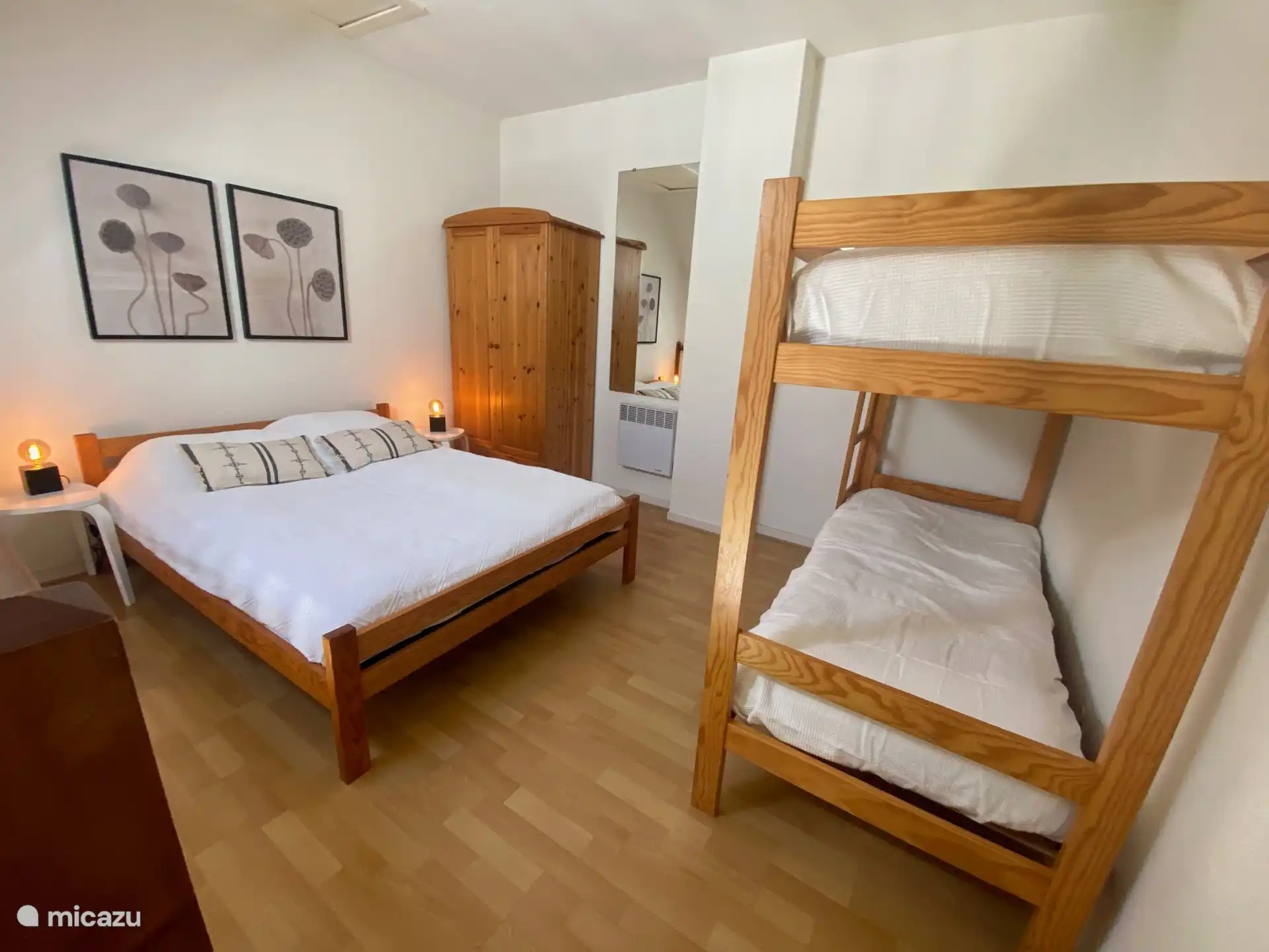 Schlafzimmer 2 auf dem Dachboden mit Doppelbett und Etagenbett