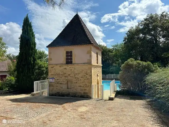 Eingezäunter Swimmingpool