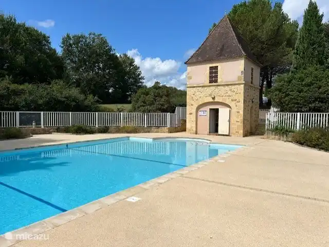 Eingezäunter Swimmingpool