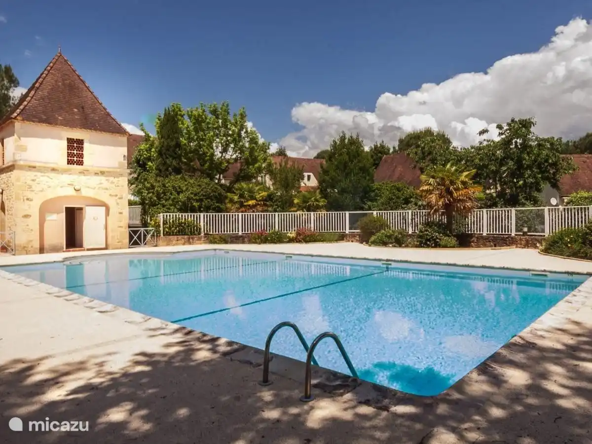 Großer Swimmingpool