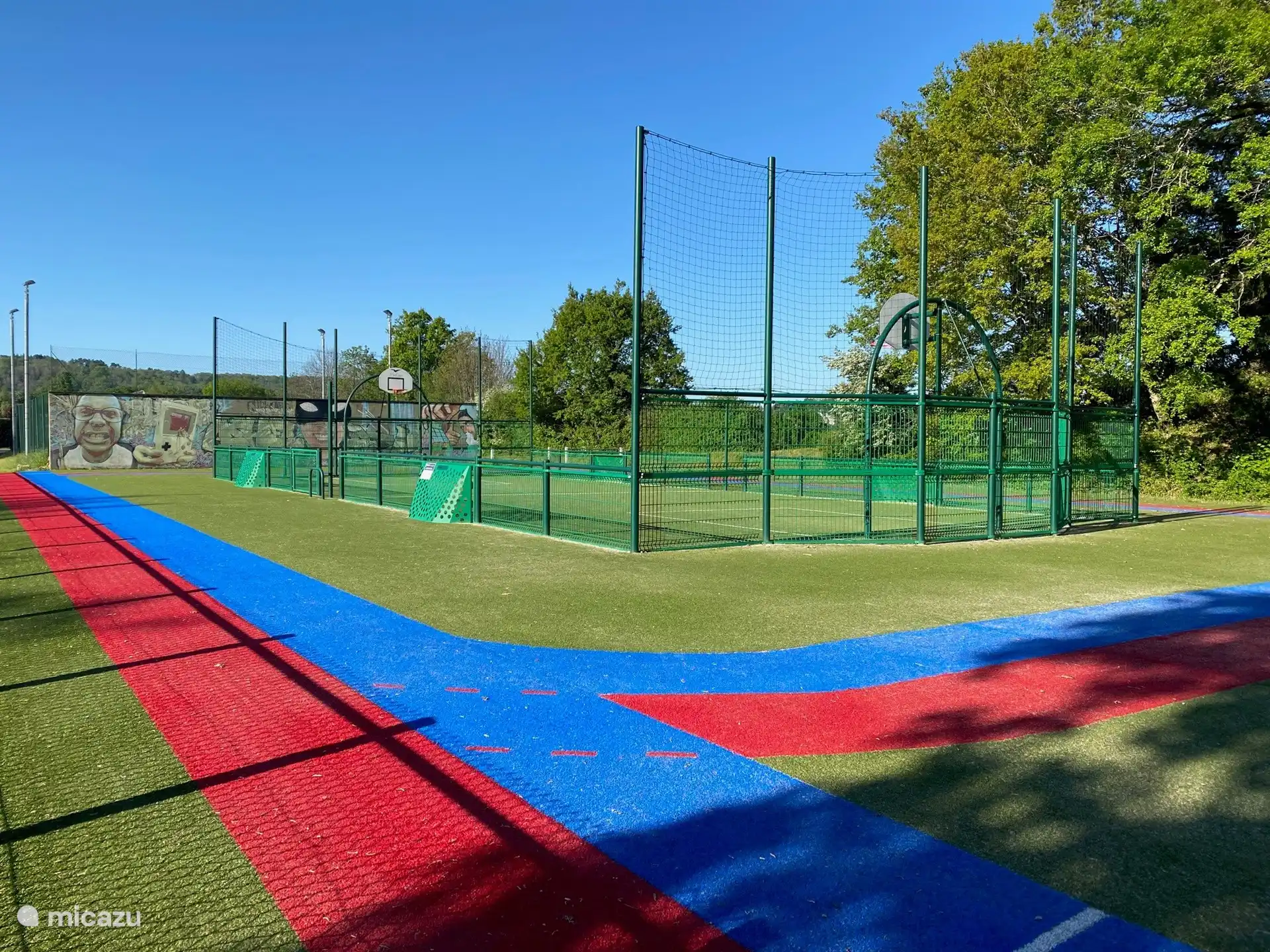 Spielplatz, Petanque, Mountainbike-Verleih und Eisbahn in Richtung Zentrum von Carsac Aillac, zu Fuß erreichbar