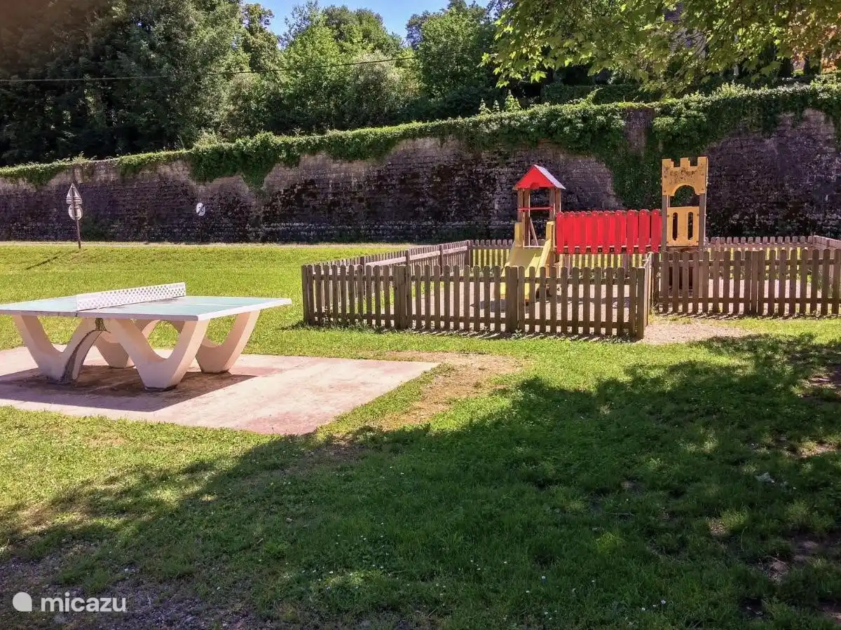Spielplatz, Petanque, Mountainbike-Verleih und Eisbahn in Richtung Zentrum von Carsac Aillac, zu Fuß erreichbar
