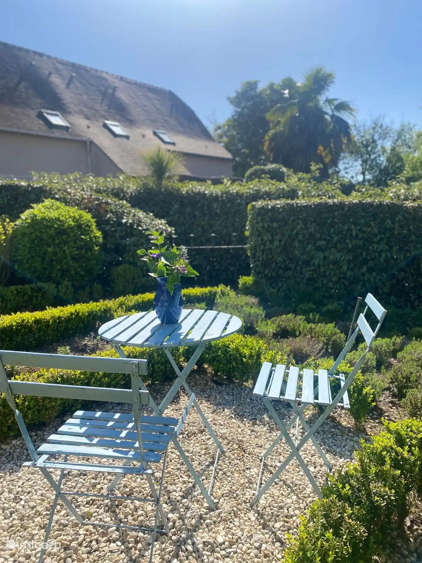 Kleine französische Terrasse im Vorgarten