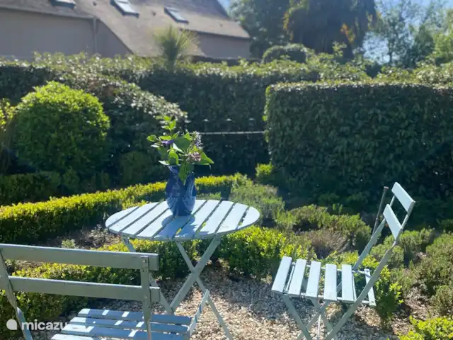 Location de Vacances France, Dordogne, Carsac, maison de vacances - Sur la Cave Petite terrasse à la française dans le jardin avant