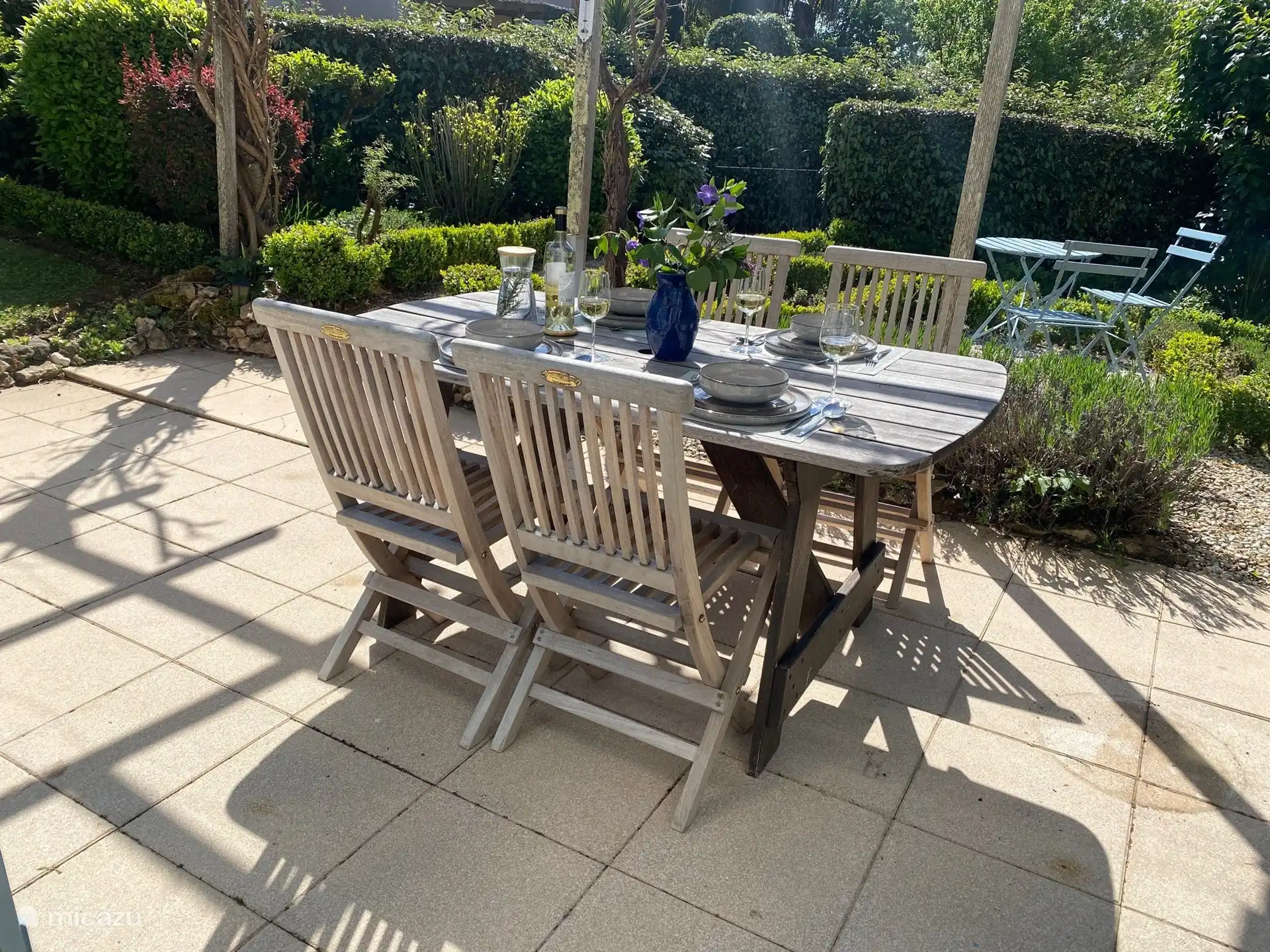 Terrasse 1, sonnig vor dem Haus