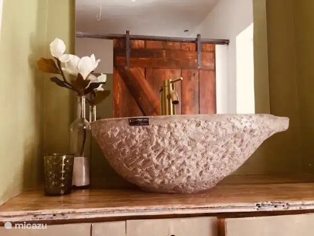 gîte / cottage huren in Griekenland, Kreta, Kavousi – Kavousi Cottages O Stavlos Badkamer met handgemaakte natuurstenen wasbak