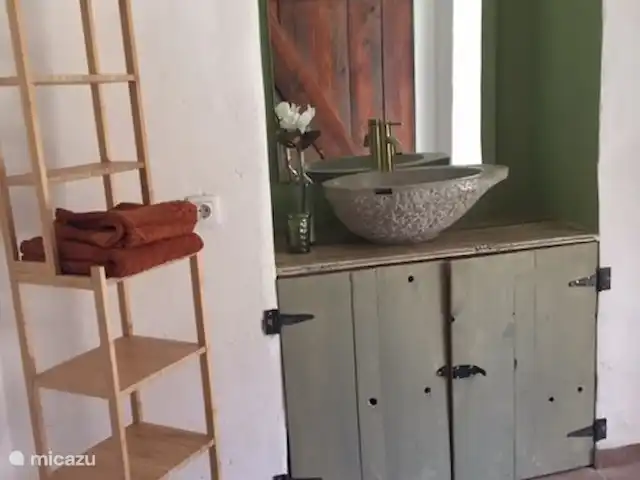 gîte / cottage huren in Griekenland, Kreta, Kavousi – Kavousi Cottages O Stavlos Ruimte comfortabele badkamer