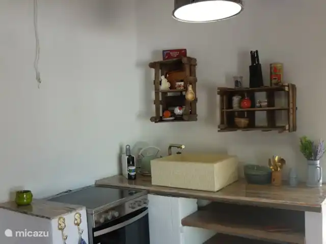 gîte / cottage huren in Griekenland, Kreta, Kavousi – Kavousi Cottages O Stavlos Volledig uitgeruste keuken met handgemaakte natuurstenen wasbak, oven en vierpits kooktoestel