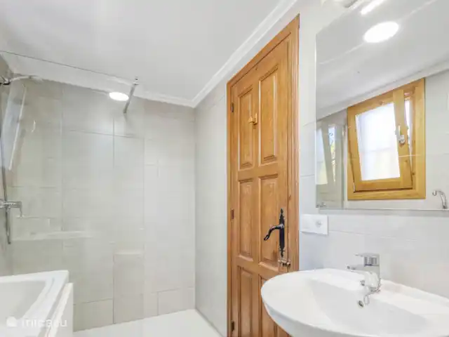 Villa Festina Lente - Javea | Espagne, Costa Blanca, Jávea - villa La salle de bain au rez-de-chaussée. Vous y trouverez également la machine à laver