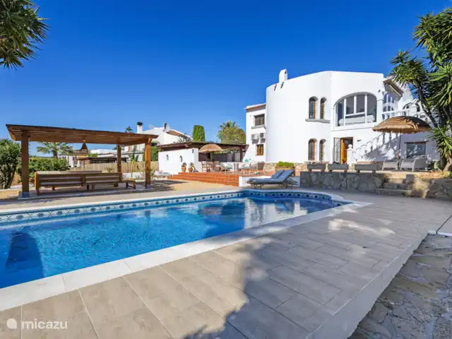 Villa Festina Lente - Javea | Espagne, Costa Blanca, Jávea - villa Vue sur le jardin, la pergola et le salon extérieur. De belles places partout.