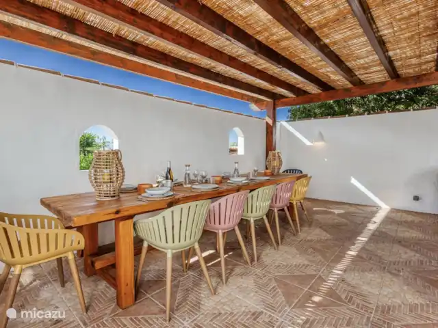 Villa Festina Lente - Javea | Espagne, Costa Blanca, Jávea - villa La grande table à manger dans le salon extérieur, un endroit merveilleux pour prendre le petit-déjeuner, le déjeuner, l’apéro ou le dîner à l’abri du soleil ou du vent !