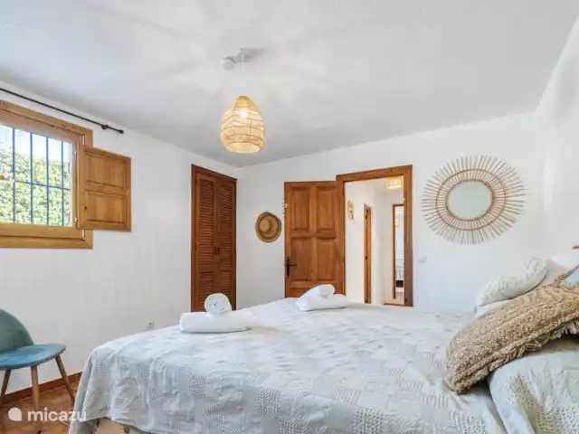 Villa Festina Lente - Javea | Espagne, Costa Blanca, Jávea - villa La chambre spacieuse au rez-de-chaussée. La salle de bain est située dans le hall.