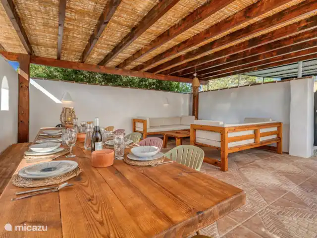 Villa Festina Lente - Javea | Espagne, Costa Blanca, Jávea - villa Le salon extérieur abrité avec barbecue à gaz, coin salon confortable et grande table à manger