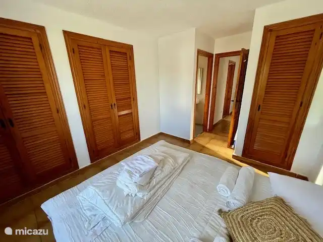 Villa Festina Lente - Javea | Espagne, Costa Blanca, Jávea - villa L’une des quatre chambres. Celui-ci est situé au premier étage et dispose d’une salle de bain attenante avec douche et toilettes. Le lit double fait 150 x 200.