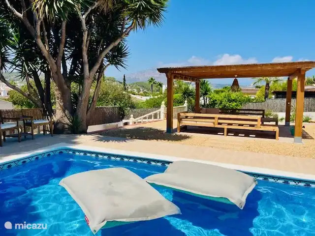 Villa Festina Lente - Javea | Espagne, Costa Blanca, Jávea - villa Le joli jardin avec beaucoup d'intimité dispose d'une piscine non chauffée, d'une pergola avec des canapés lounge, de plusieurs coins salons et d'une salle extérieure avec table à manger, coin salon et barbecue à gaz.