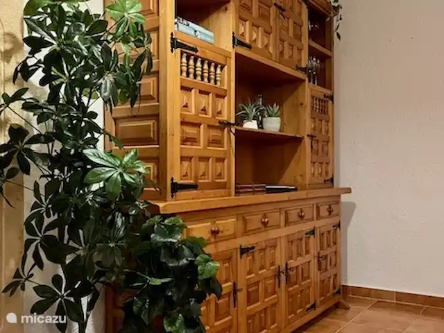 Villa Festina Lente - Javea | Espagne, Costa Blanca, Jávea - villa Une armoire traditionnelle espagnole. Vous y trouverez des livres, des jeux et du matériel de dessin.