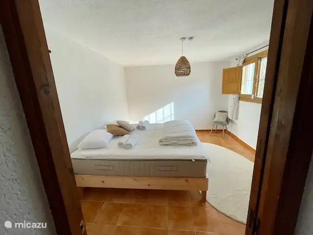 One of the four bedrooms, located on the ground floor and equipped with a double bed of 180x200